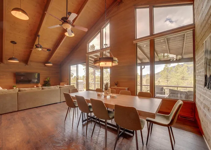 Dom wakacyjny Sunset Views + Scenic Trails: Spacious Escape Pine