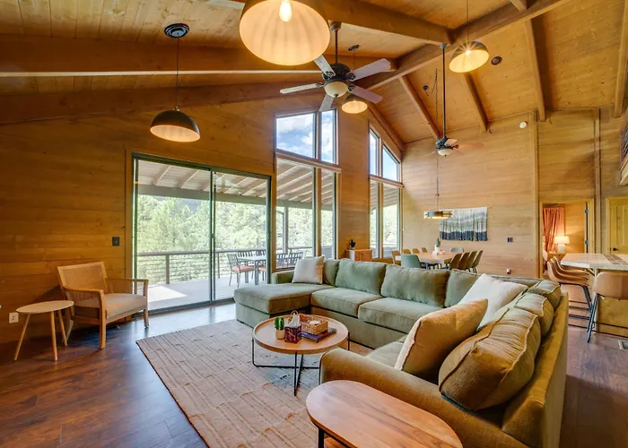Dom wakacyjny Sunset Views + Scenic Trails: Spacious Escape