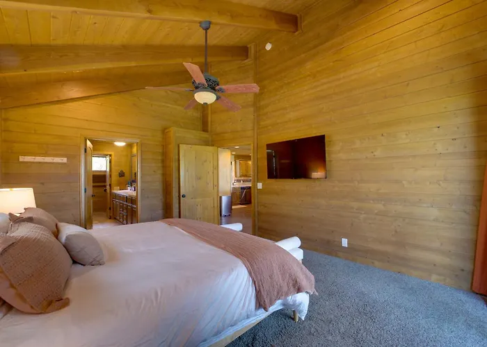 Sunset Views + Scenic Trails: Spacious Escape Pine