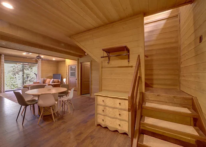 Dom wakacyjny Sunset Views + Scenic Trails: Spacious Escape Pine
