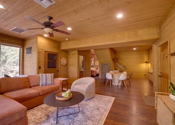Sunset Views + Scenic Trails: Spacious Escape Dom wakacyjny Pine