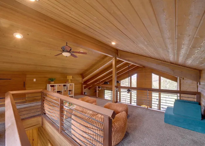 Sunset Views + Scenic Trails: Spacious Escape Dom wakacyjny Pine